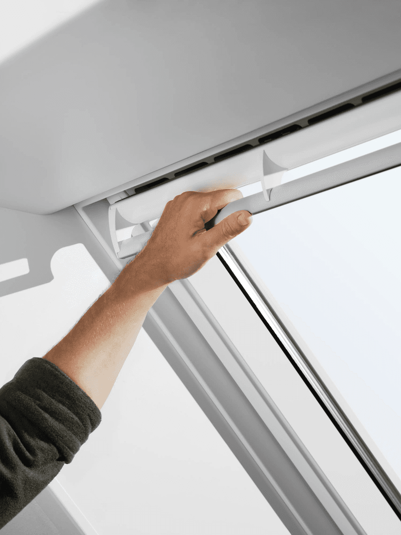 VELUX tuimelvenster ventilatieklep en bediening, detail