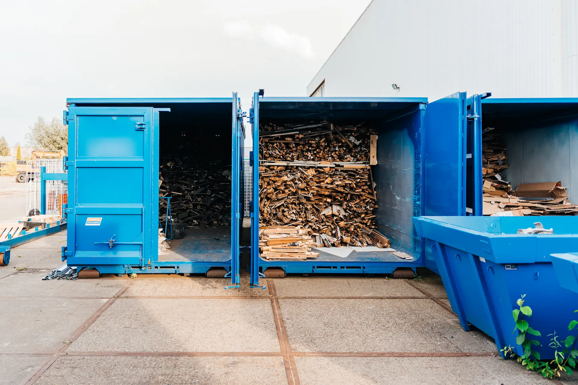 Container vol gesorteerd hout, klaar voor recycling