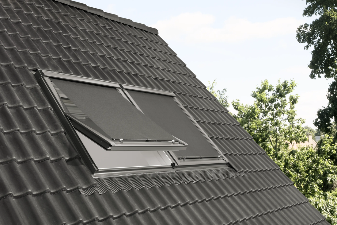 VELUX buitenzonwering antraciet, buitenaanzicht op pannendak