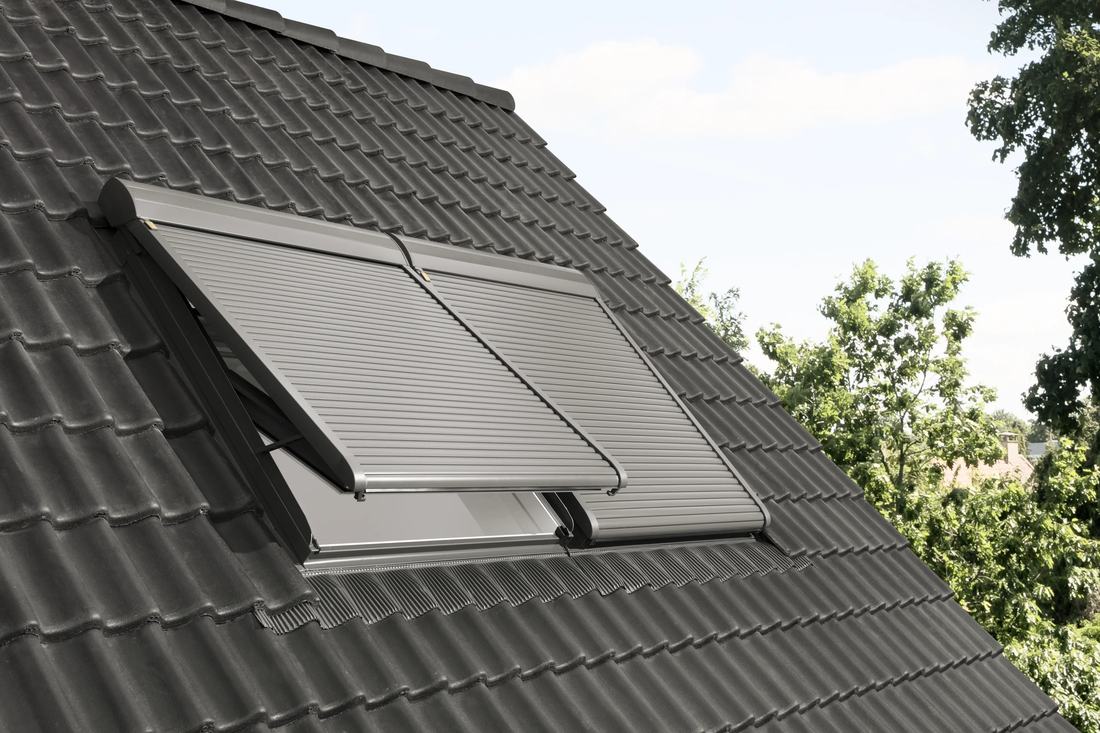 VELUX rolluik, buitenaanzicht op pannendak