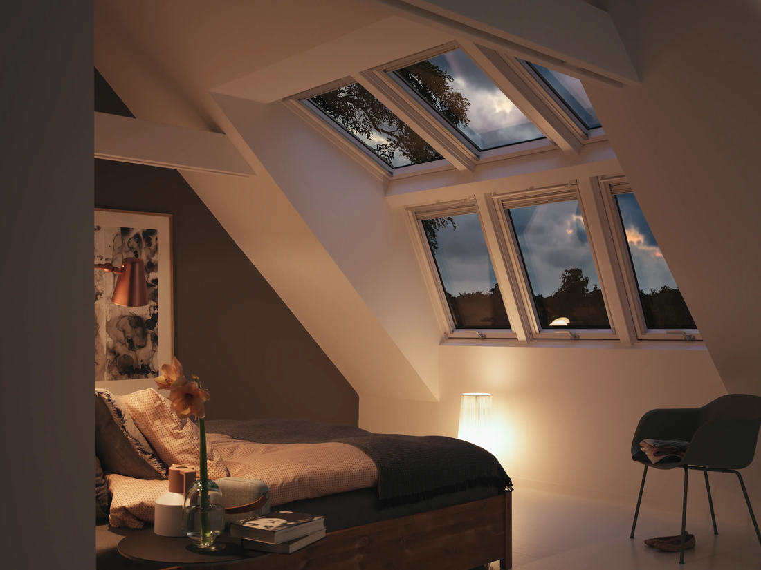VELUX Dakkapel Serre, sfeervolle slaapkamer in de avond