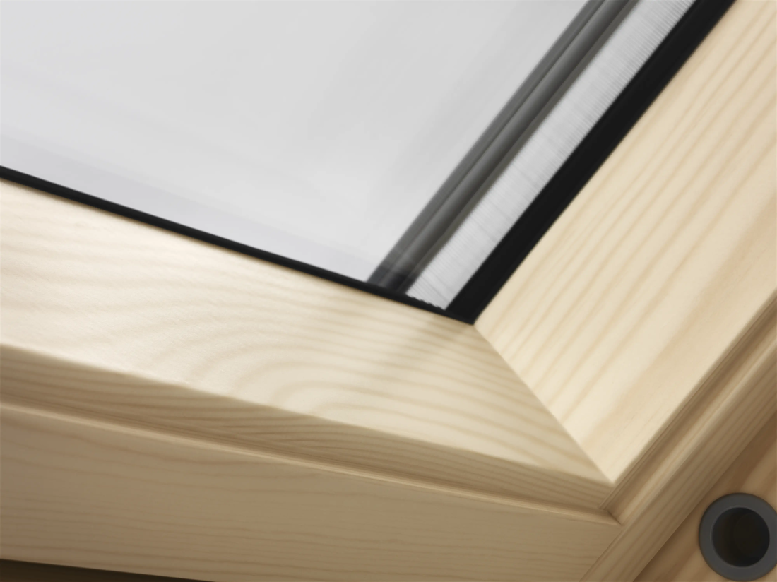 VELUX GGL tuimelvenster blank grenenhout, detail kozijnhoek