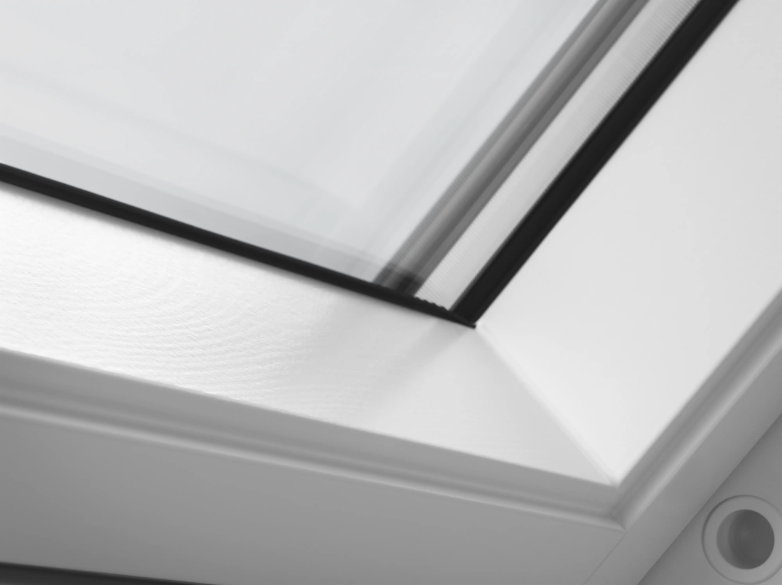 VELUX GGL tuimelvenster wit afgelakt, detail kozijnhoek
